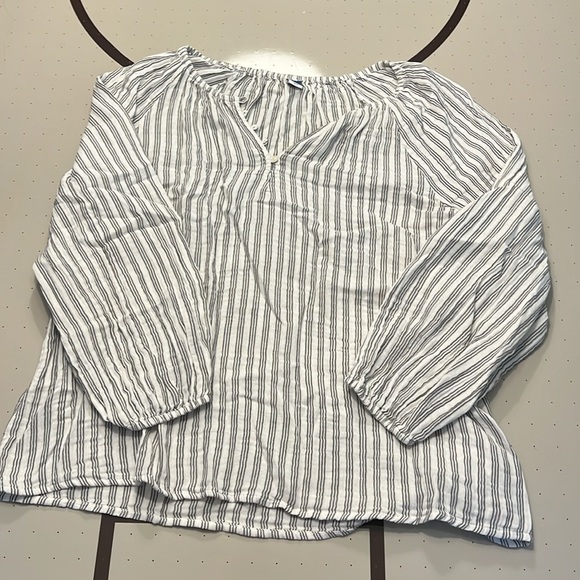 BNWT Old Navy Striped V-neck Blouse - Picture 3 of 5
